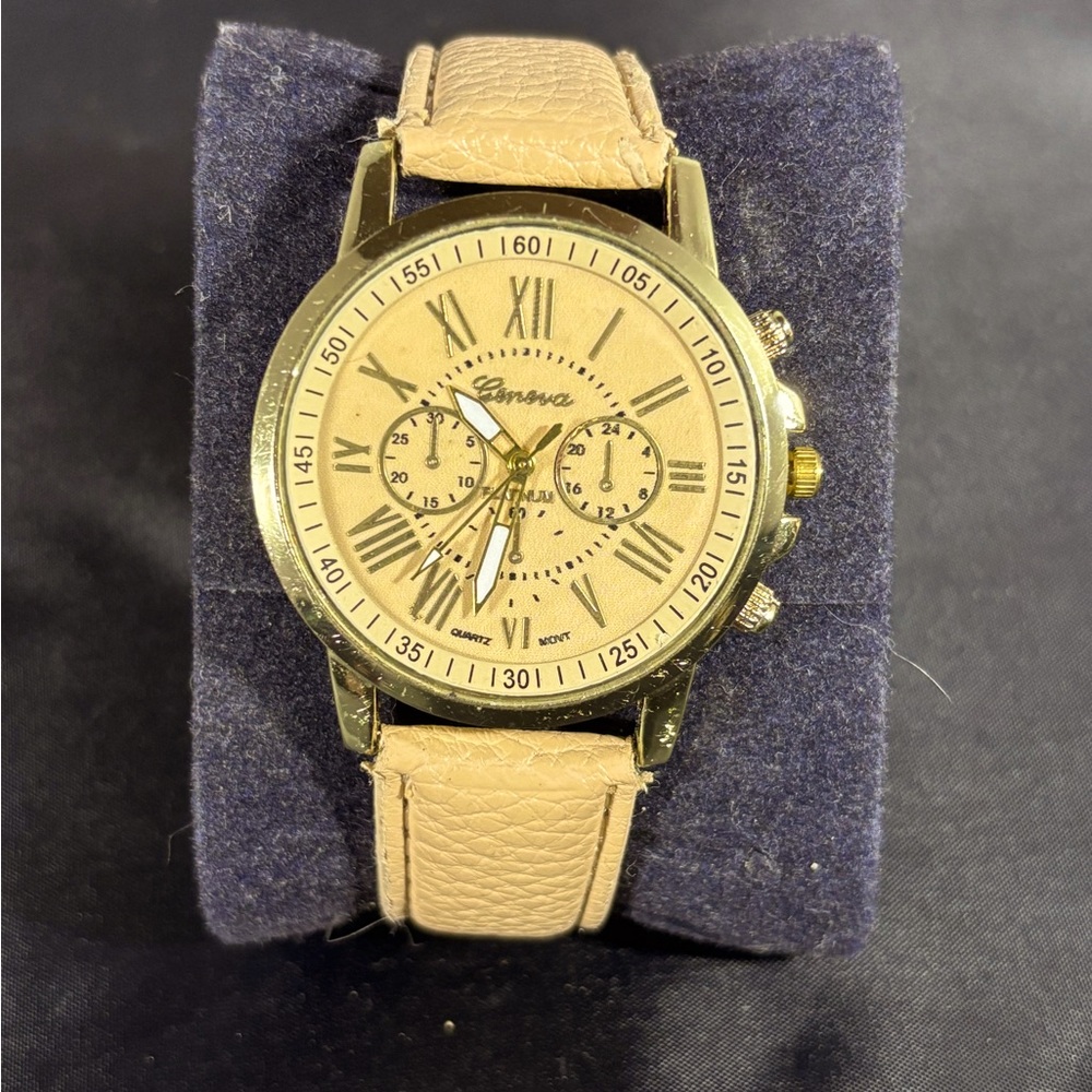 Genera women’s platinum, tan face w/tan band in good con. Japanese movement 42mm